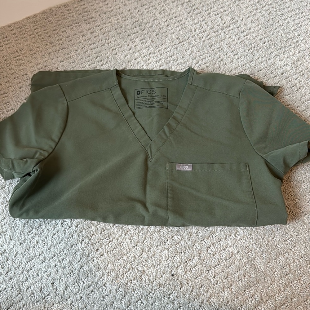 Figs scrub top